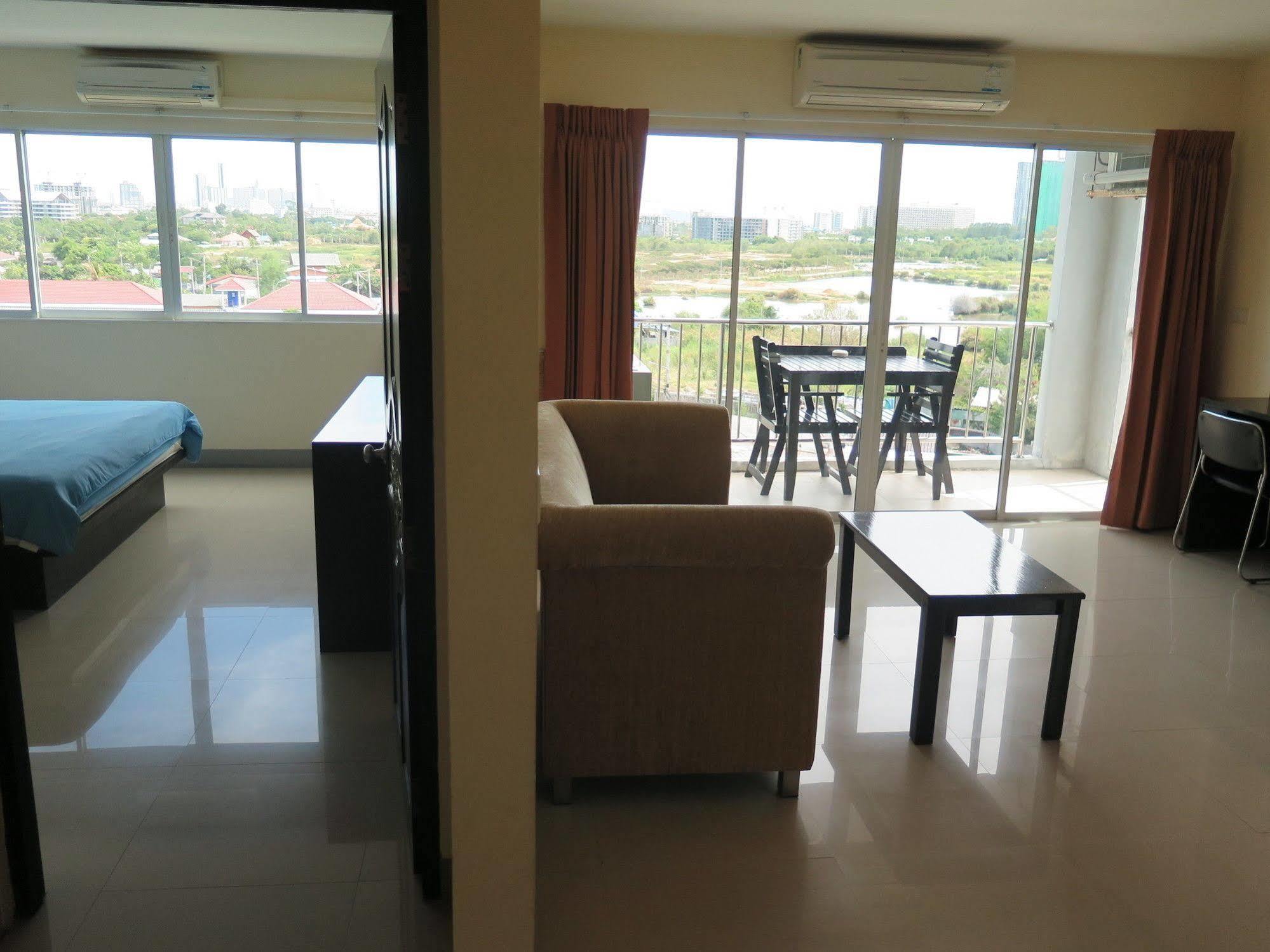 Oyo 829 Royal Thai Residence Джомтиен Бийч Екстериор снимка
