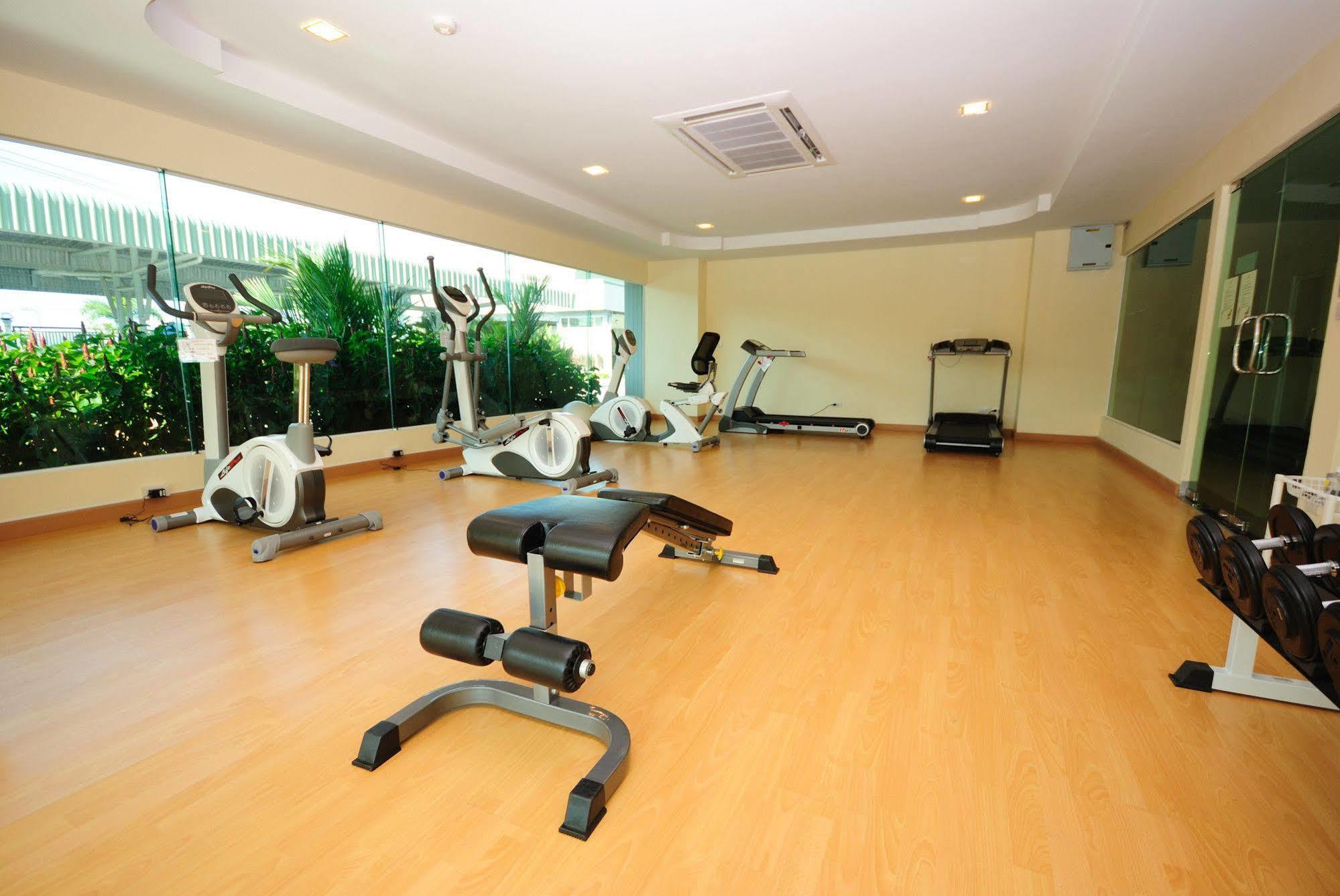 Oyo 829 Royal Thai Residence Джомтиен Бийч Екстериор снимка